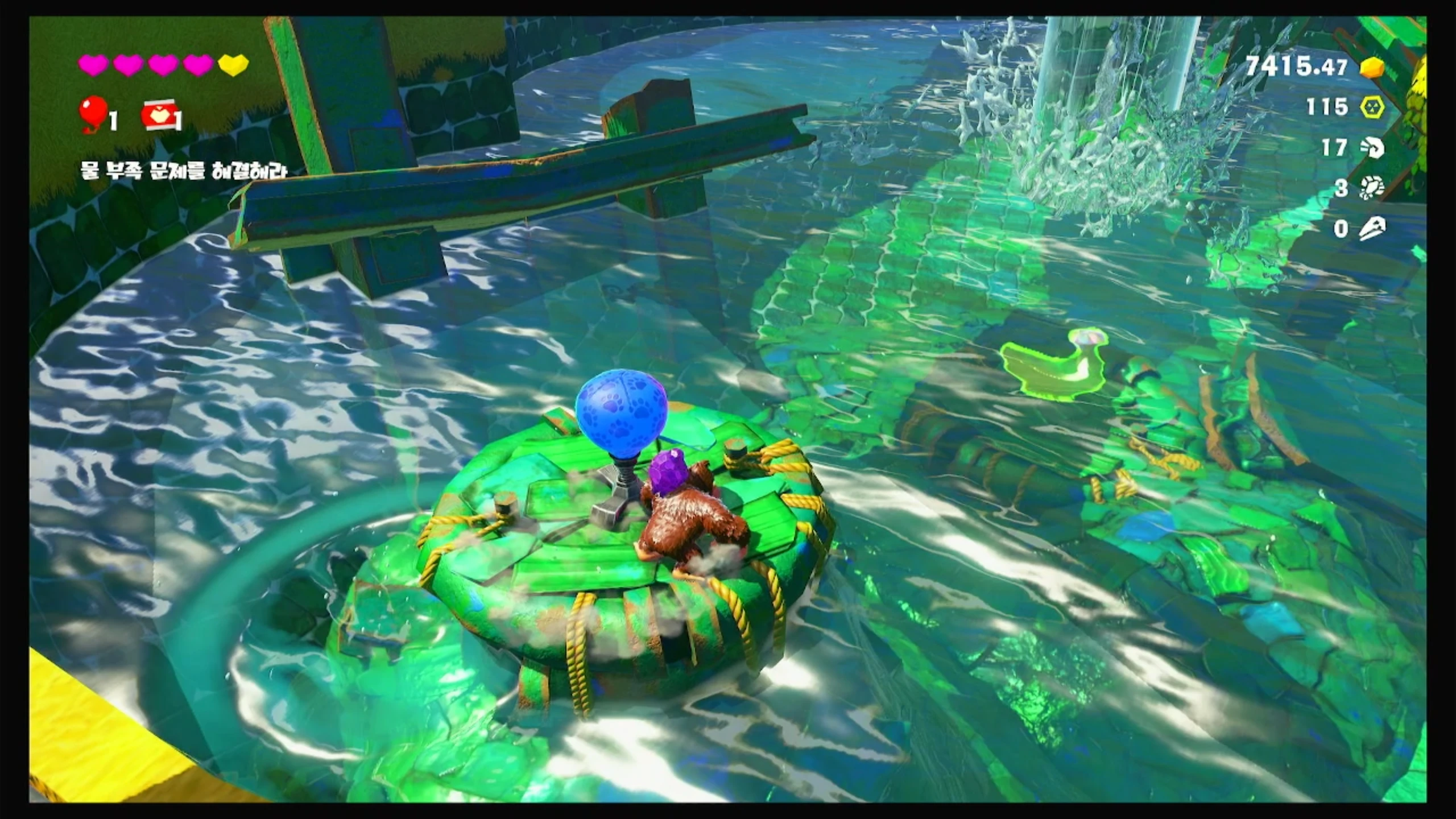 19 물탱크에서 쏟아지는 물 이미지