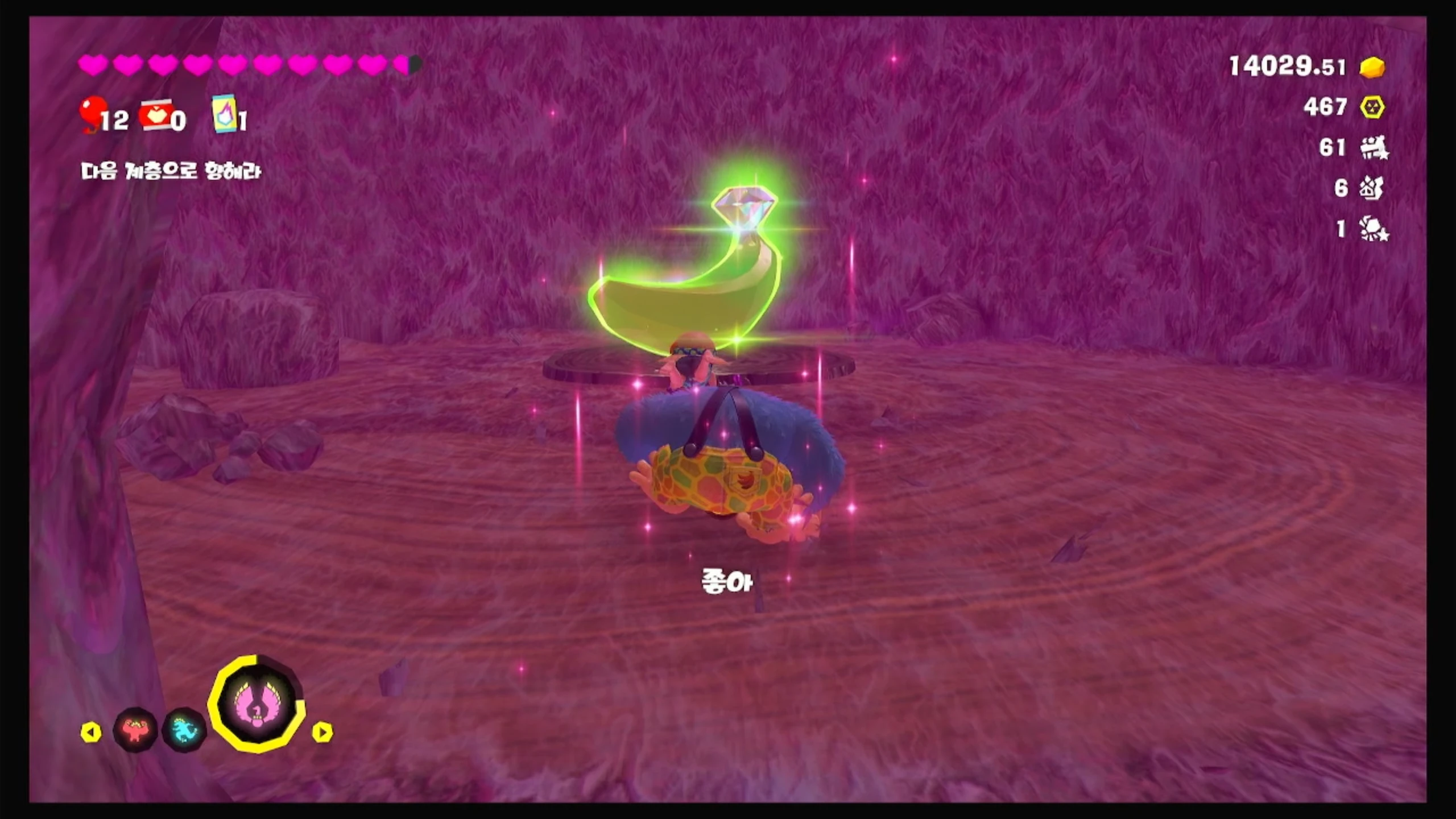 82 천장에서 뻗은 나무 안에서 이미지